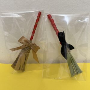 ESCOBA DE BRUJA ARTESANAL 15 cm